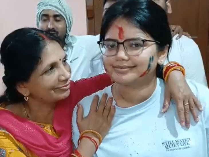 मां रिंकू देवी के साथ आकांक्षा।