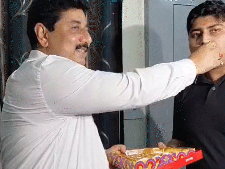 IAS पिता ने बेटे यशस्वी को मिठाई खिलाकर खुशी मनाई।