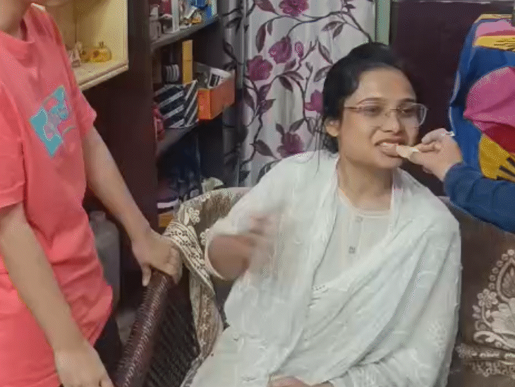 जूही किशनगंज के खगड़ा वार्ड संख्या 22 की रहने वाली हैं।