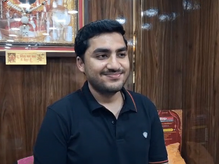 संघ लोक सेवा आयोग (UPSC) की परीक्षा में ऑल इंडिया चौथी रैंक लाने वाले 26 साल के राघव झुनझुनवाला मुजफ्फरपुर के पंकज मार्केट के रहने वाले हैं।