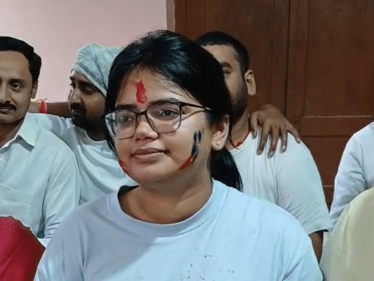 आकांक्षा भोजपुर जिले के अगिआंव प्रखंड के खोपीरा गांव की रहने वाली हैं। हालांकि, उनका परिवार आरा शहर के कतीरा मोहल्ले में रहता है।