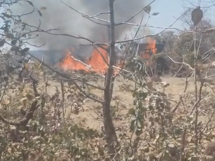 गुस्साए लोगों ने मर्डर के आरोपी के घर में आग लगाई।