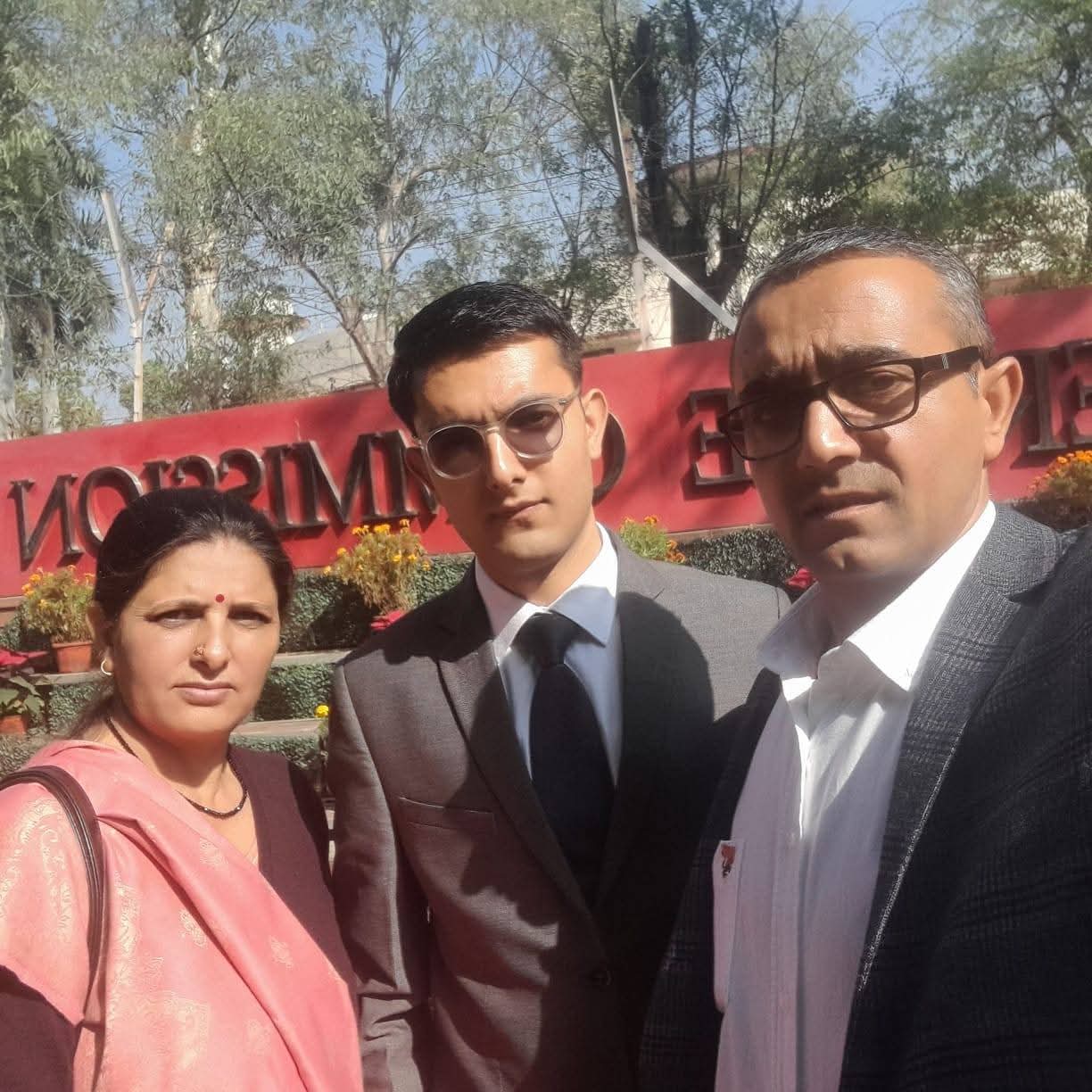 UPSC परीक्षा पास करने वाले विकास पंवार अपने माता-पिता के साथ।