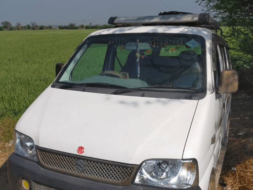 सोनीपत के कटवाल में परीक्षा केंद्र के बाहर इस कार में महिला टीचर नकल की पर्ची बना रही थी। उनके मोबाइल में सभी कोड के प्रश्न पत्रों के जवाब मिले हैं।