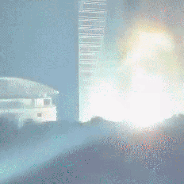 ईरानी हमले में गुरुवार रात दुबई की एक बिल्डिंग में आग लग गई।