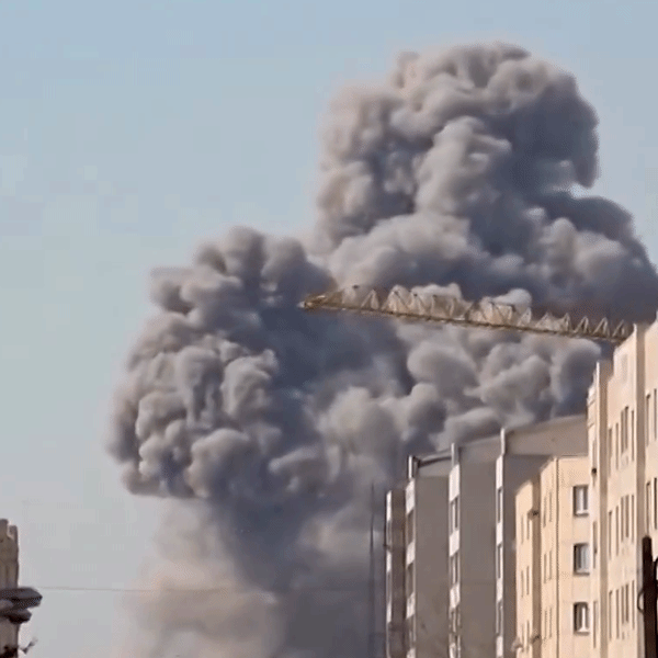 ईरान की राजधानी तेहरान में मौजूद आजादी स्टेडियम अमेरिकी हमले में बुरी तरह डैमेज हो गया।