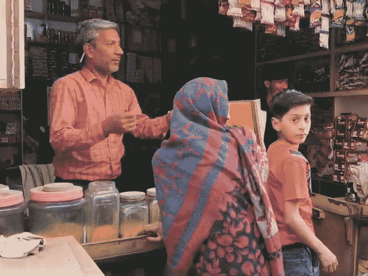 आस्था के पिता अजय कुमार अपनी दुकान पर थे, तभी उन्हें बेटी के IAS बनने की खबर मिली।