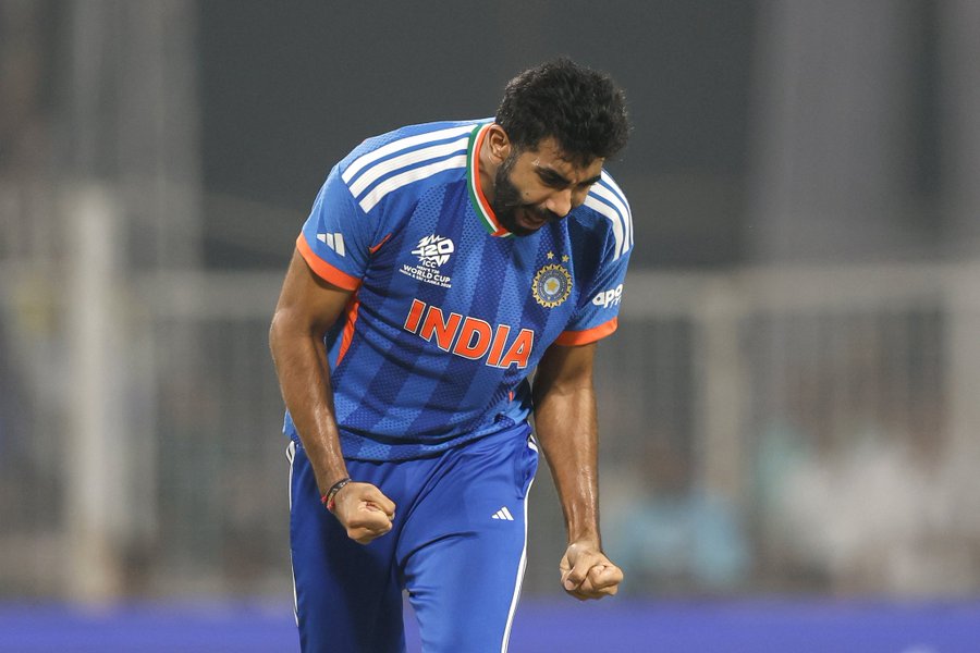 जसप्रीत बुमराह ने 4 ओवर में 33 रन देकर 1 विकेट लिया।