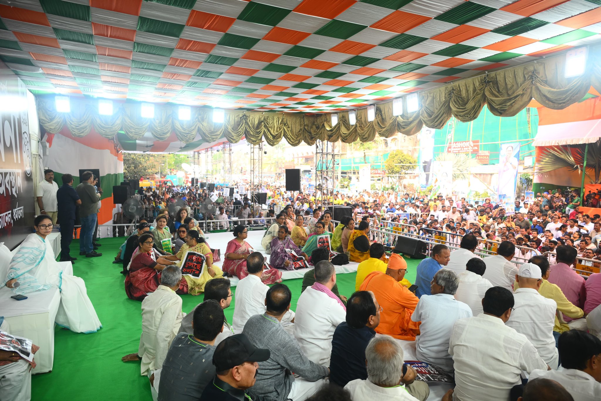 मंच पर मौजूद टीएमसी नेता और ममता बनर्जी।