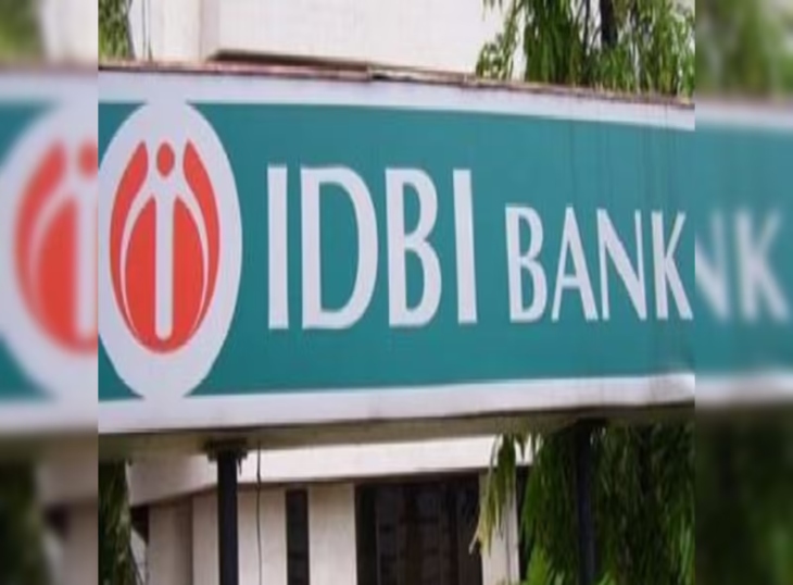 आईडीबीआई बैंक के कर्मी ने अपने साथियों के साथ मिलकर ग्राहकों से ठगी की है।