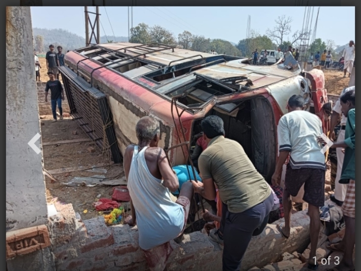हादसे के बाद ग्रामीणों ने घायलों को बस से बाहर निकाला।