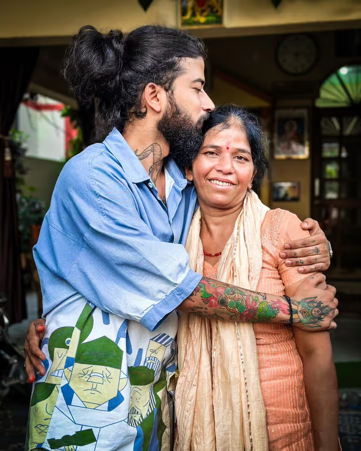 अनुराग डोभाल की मां जगदंबा डोभाल संग फोटो।