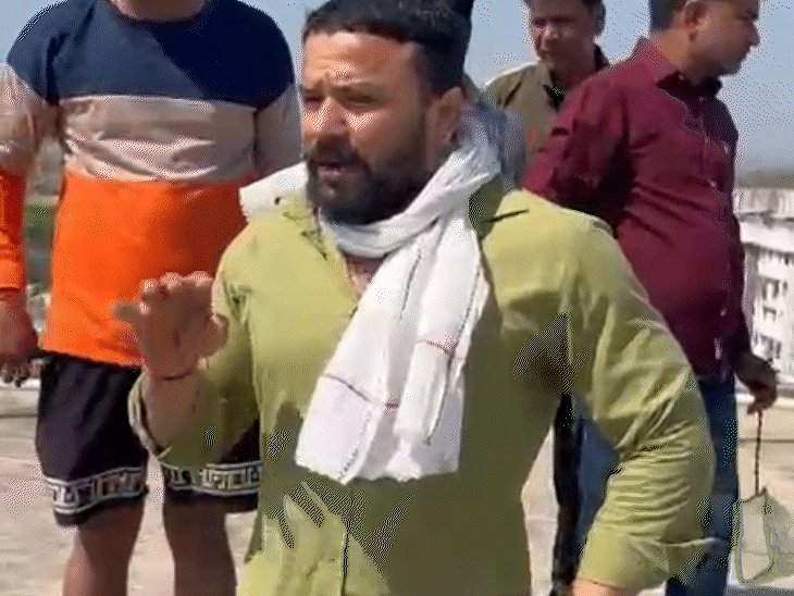 छिपकली मिलने के बाद रहवासी टंकी के पानी से परहेज कर रहे हैं और कई लोग आरओ का पानी मंगा रहे हैं।