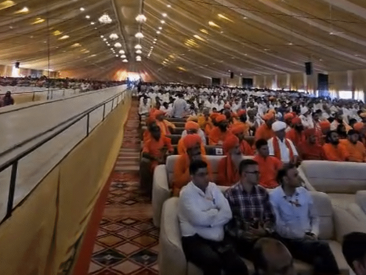 डोम में महिलाओं और पुरुषों के लिए बैठने की अलग-अलग व्यवस्था की गई।