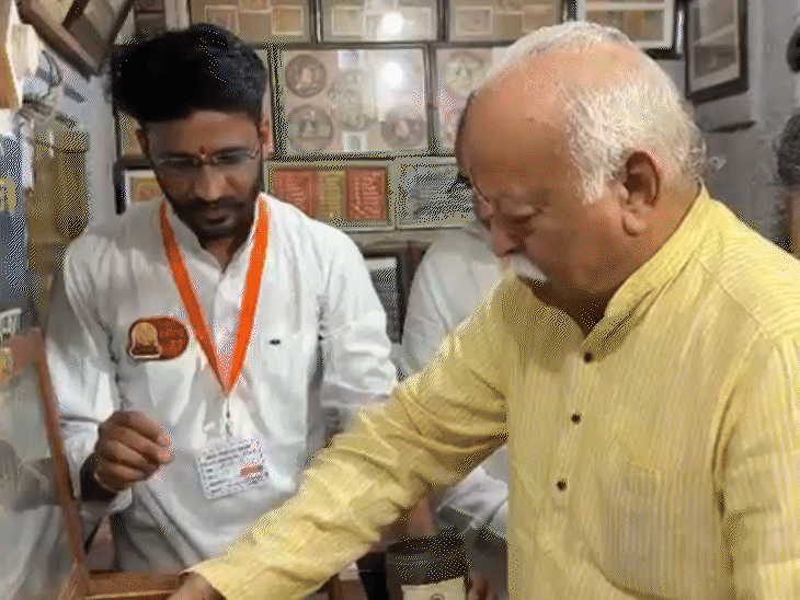 सोनार किले में पार्श्वनाथ जैन मंदिर में भागवत ने दर्शन किए।