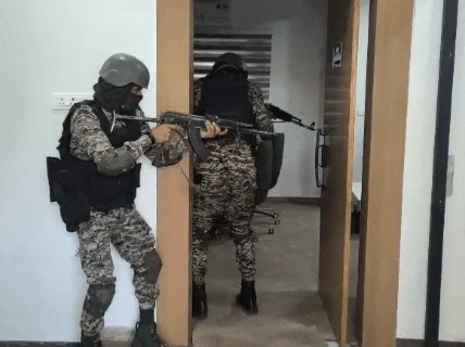 कमेटी ऑफिस में घुसकर आतंकियों को ढेर करते हुए।