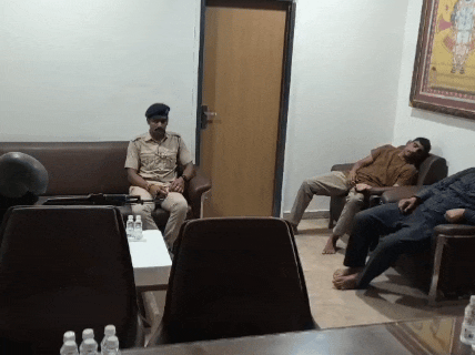 आतंकियों को ढेर करने के बाद एरिया चेक करते हुए।