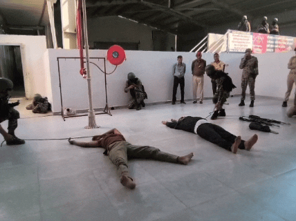 आतंकियों के शव की तलाशी लेते हुए ATS ERT के जवान।