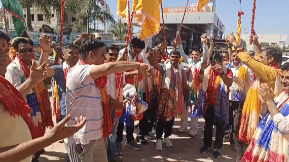 पदयात्रा के बीच डांस करते हुए सीकर एसपी प्रवीण नायक व अन्य।