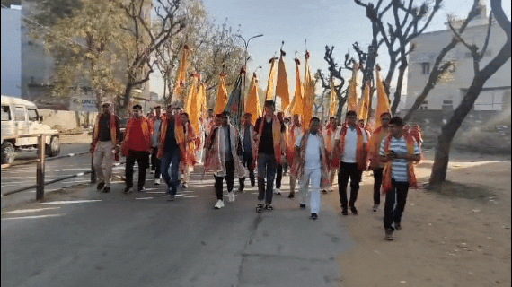 पुलिस और प्रशासन के अधिकारी 17 किलोमीटर तक हाथों में निशान लेकर पैदल चले।