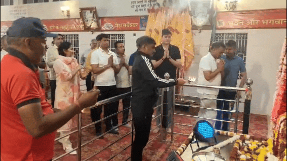 रींगस में पदयात्रा शुरू करने से पूजा-अर्चना करते हुए एसपी सहित अन्य अधिकारी।