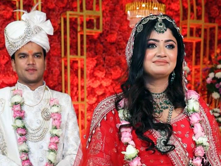 अपूर्वा के पति कौशिक मंगेरा आईआरएस अधिकारी हैं।