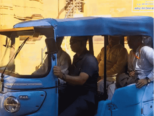 RSS प्रमुख मोहन भागवत ई-रिक्शा से जैसलमेर किले में पहुंचे।