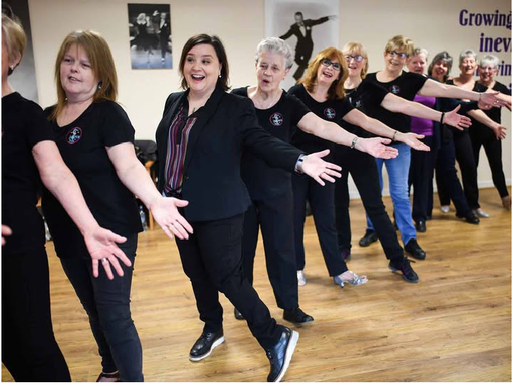 इन दिनों ब्रुकलिन से मैनहट्टन तक लाइन डा​सिंग की क्लास हाउसफुल चल रही हैं। - Dainik Bhaskar