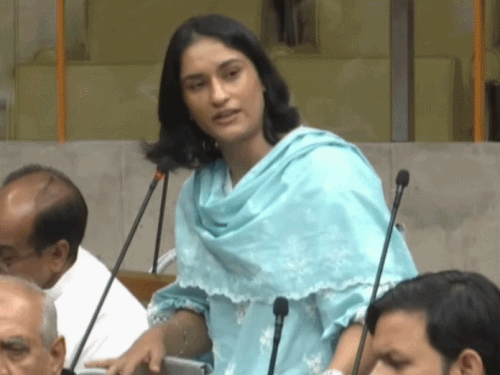 विधानसभा में कांग्रेस विधायक ने गंदे पानी का मुद्दा उठाया।