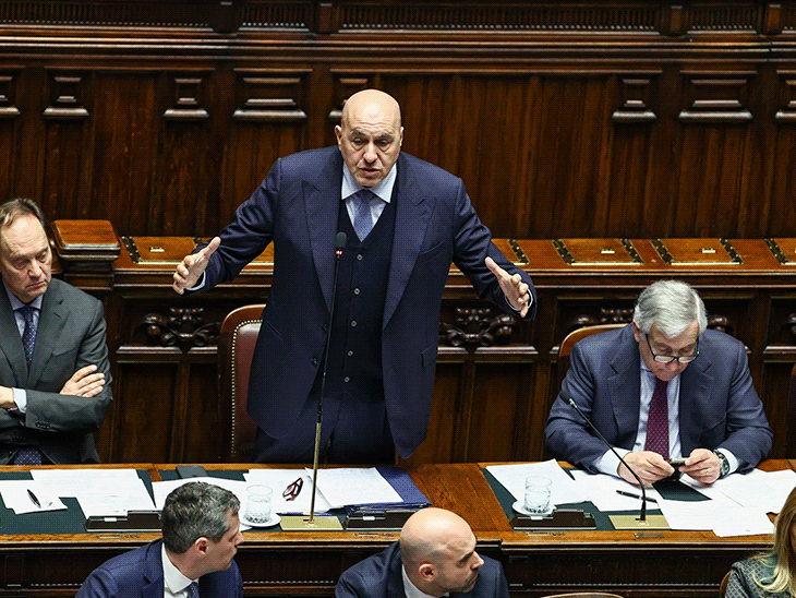 इटली की संसद के निचले सदन (लोअर हाउस) में शुक्रवार को ईरान जंग पर चर्चा हुई। इस दौरान ग्रीन और लेफ्ट अलायंस के सांसद तथा सदस्य अमेरिका-विरोधी बैनर लेकर पहुंचे और नारेबाजी की।