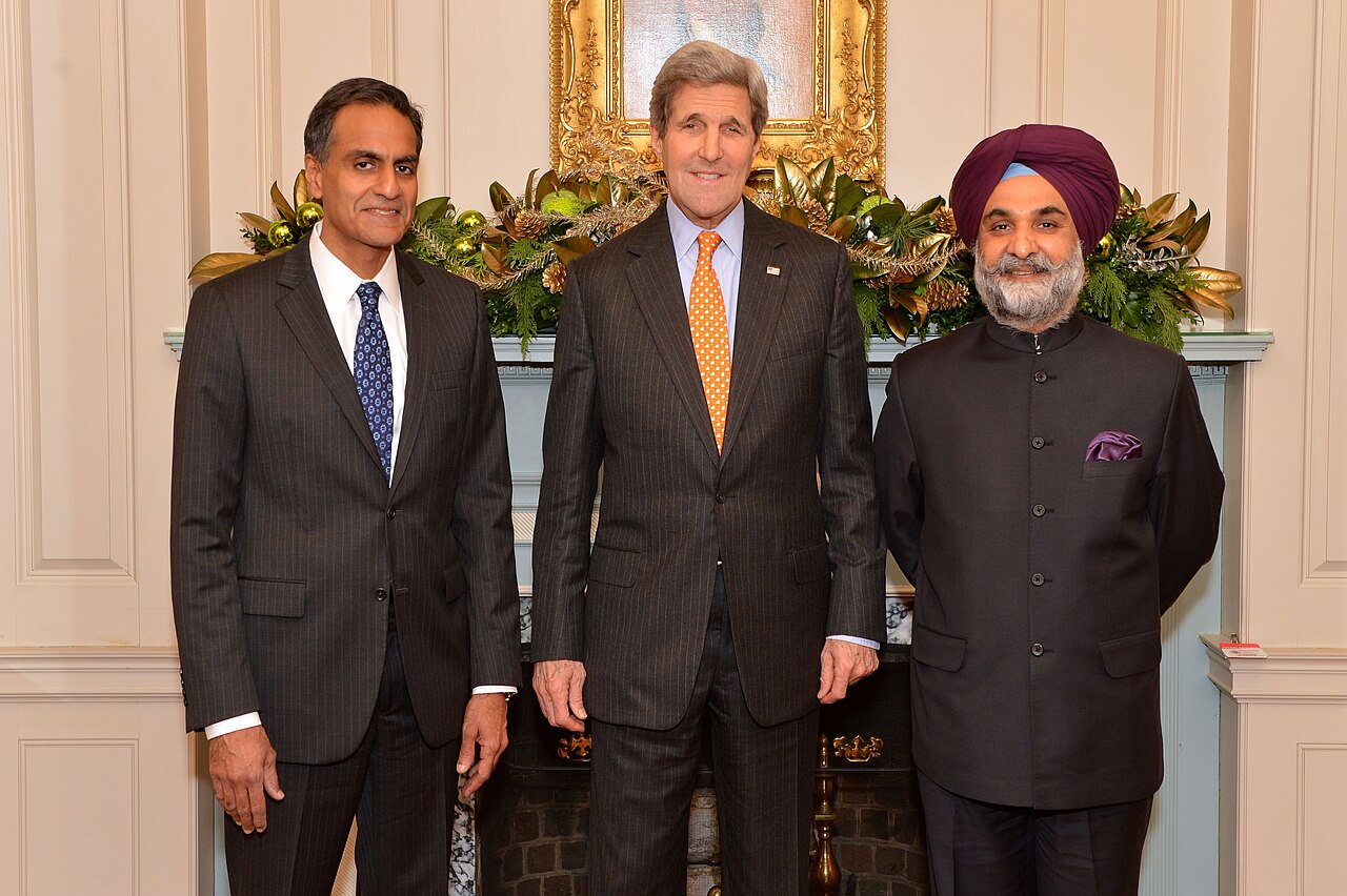 अमेरिका के पूर्व विदेश मंत्री जॉन केरी और पूर्व राजदूत के साथतरनजीत संधू की फाइल फोटो।