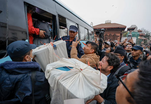 वोटिंग खत्म होने के बाद गुरुवार को मतदान अधिकारी कड़ी सुरक्षा के बीच सीलबंद बैलट बॉक्स लेकर जाते हुए।