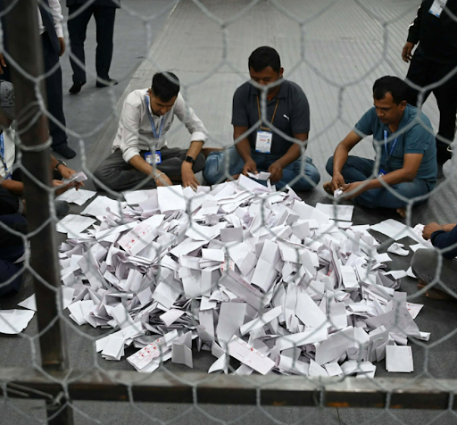 मतदान अधिकारी शुक्रवार सुबह वोटों की गिनती करते हुए।