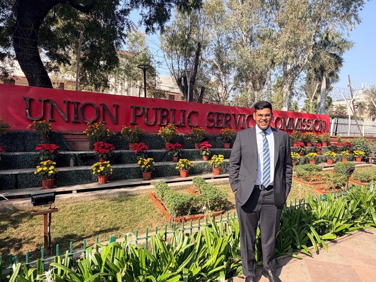 एकांश DU के श्री राम कॉलेज ऑफ कॉमर्स से बीए ऑनर्स की पढ़ाई पूरी की है।