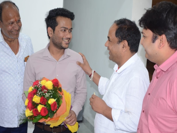 कलेक्टर डॉ. गौरव सिंह ने यूपीएससी में चयनित रौनक अग्रवाल को बधाई दी।