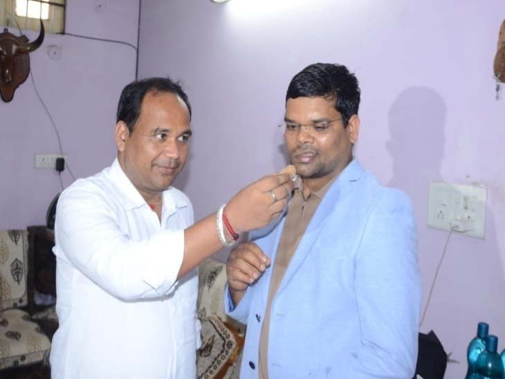 संजय डहरिया के निवास पहुंचकर कलेक्टर ने उनका मुंह मीठा कराया।