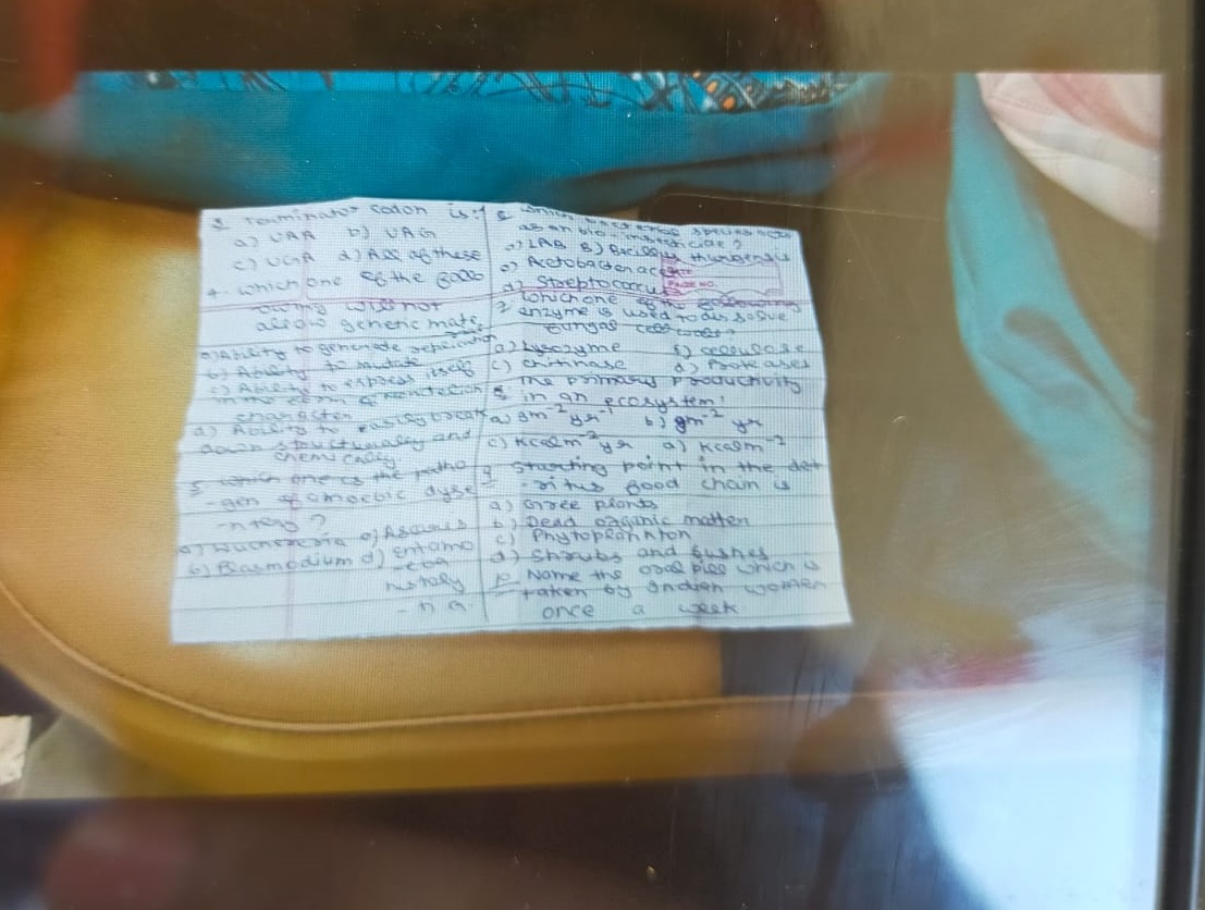 पुलिस को महिला टीचरों के मोबाइल फोन से उस समय चल रही 12वीं की इतिहास और बायोलॉजी परीक्षा के सभी सेटों के प्रश्न पत्रों की फोटो मिली है। टीचर उनके उत्तर तैयार कर रही थी।