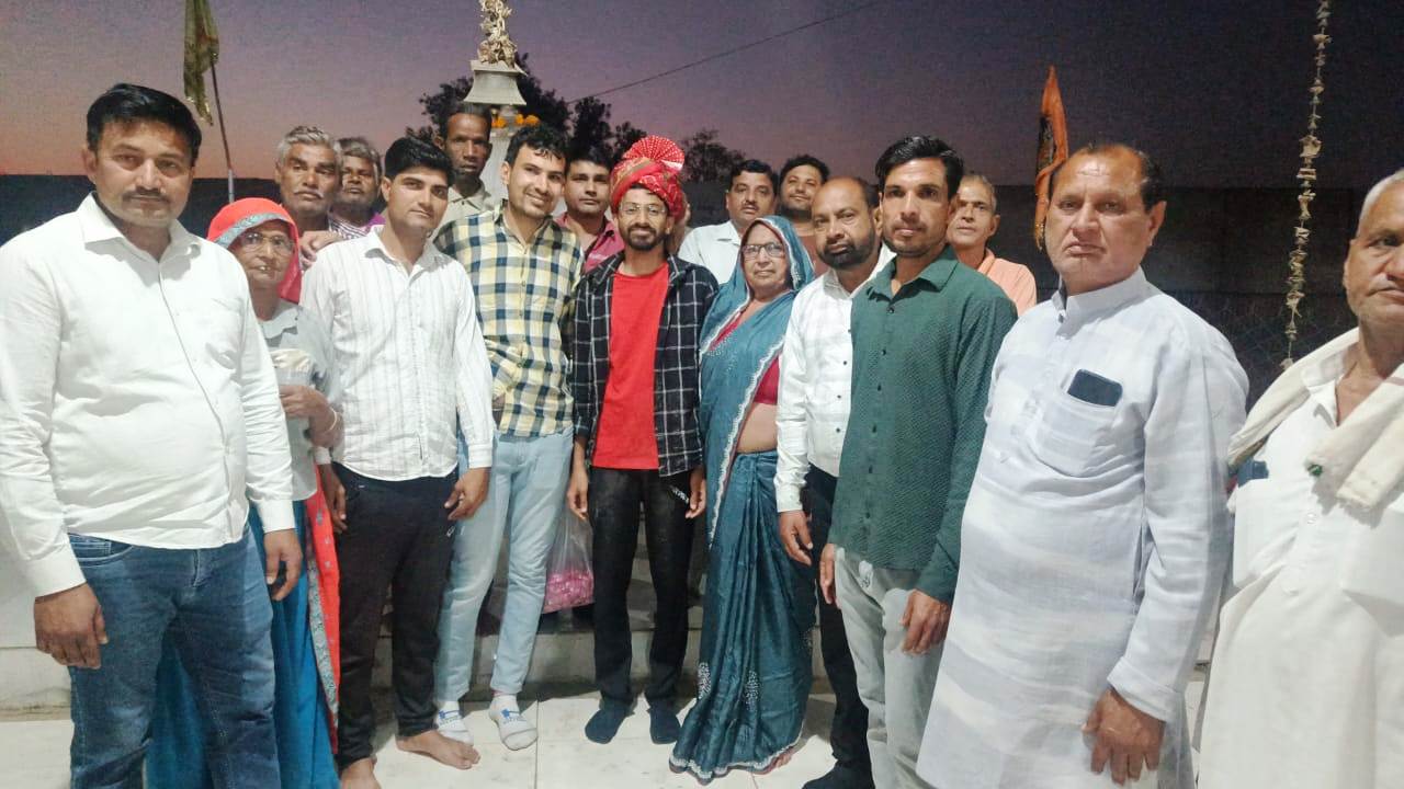 यूपीएसी करने वाले रोहित यादव का स्वागत करते ग्रामीण।