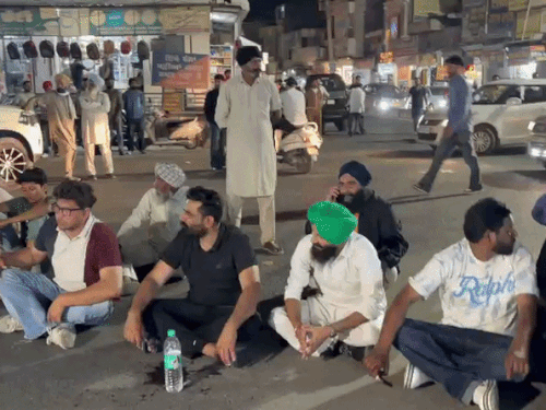 सरपंच की दिनदहाड़े 8 गोलियां मारकर हत्या:  मोगा में फॉर्च्यूनर में आए हमलावर; महिला बोली- तलाक में मेरी मदद की, इसलिए पति ने मारा – Moga News