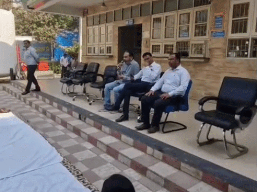 करनाल सिविल अस्पताल में सभी आपात सेवांए बंद कर धरने पर बैठे डॉक्टर। - Dainik Bhaskar