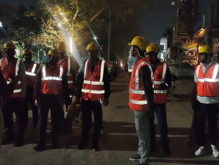 निर्माणाधीन बिल्डिंग का लेंटर गिरने के बाद मौके पर पहुंची SDRF की टीम