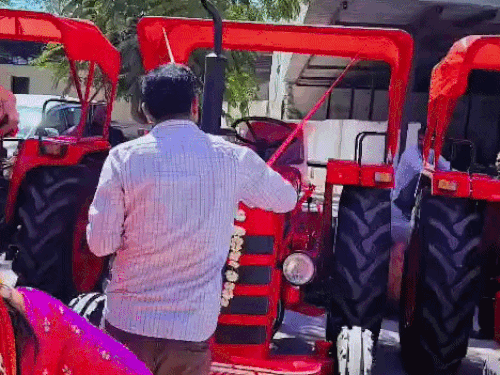 व्यापारी ने अपने बिजनेस में मुनाफा होने के कारण सांवरा सेठ को ट्रैक्टर भेंट किया।