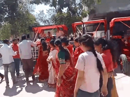 व्यापारी अपने पूरे परिवार के साथ मंदिर पहुंचे थे।