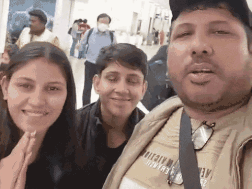 हरियाणवी सिंगर कर्मबीर फौजी अपनी बेटी सिमरन (बाएं से पहली) और शिवानी (बीच में) जागलान के साथ।