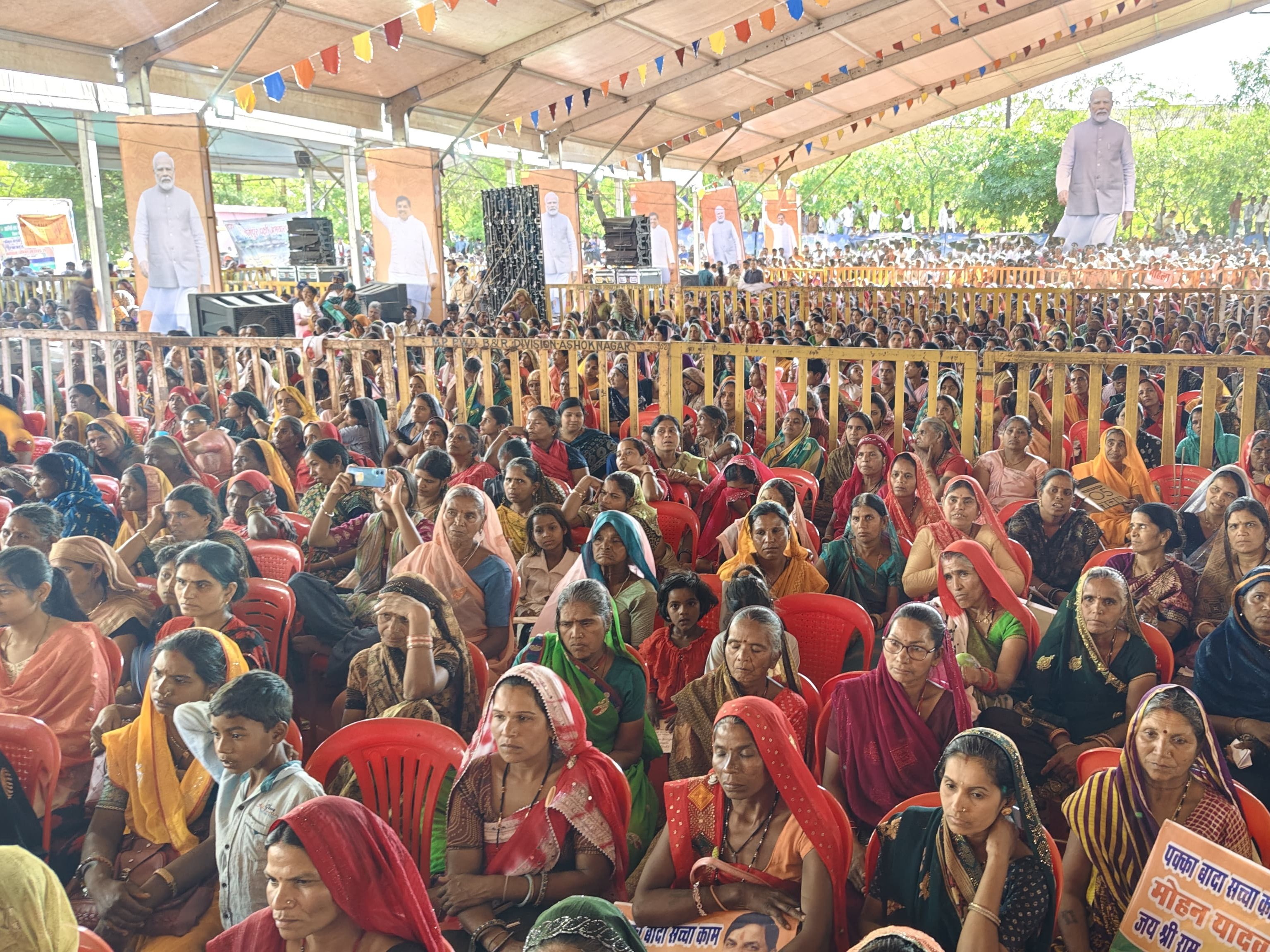 सीएम को सुनने के लिए बड़ी संंख्या में स्थानीय लोग पहुंचे थे।