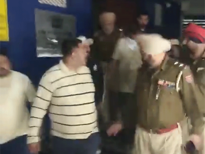 आरोपी को मेडिकल के लिए लेकर जाती पुलिस।