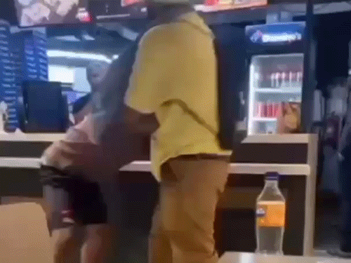 ग्राहक ने जमकर हंगामा किया, कर्मचारियों ने गाली-गलौज की।