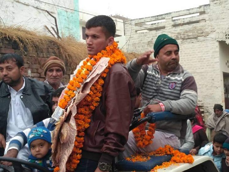 2016 में एयरफोर्स की ट्रेनिंग पूरी करने के बाद ककराना गांव में अनुज शर्मा का स्वागत करते ग्रामीण।-फाइल फोटो