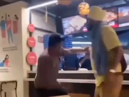 नरेंद्र मानिकपुरी ने ऑर्डर ॉलेने वाले मॉनीटर पर मुक्का मारकर तोड़ दिया।