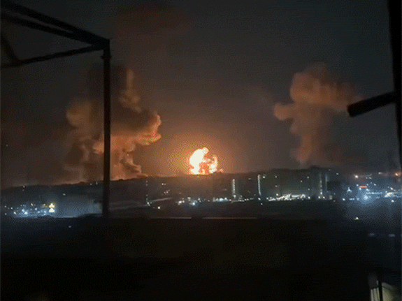 ईरान की राजधानी तेहरान के मेहराबाद एयरपोर्ट पर शुक्रवार देर रात जोरदार धमाका हुआ।